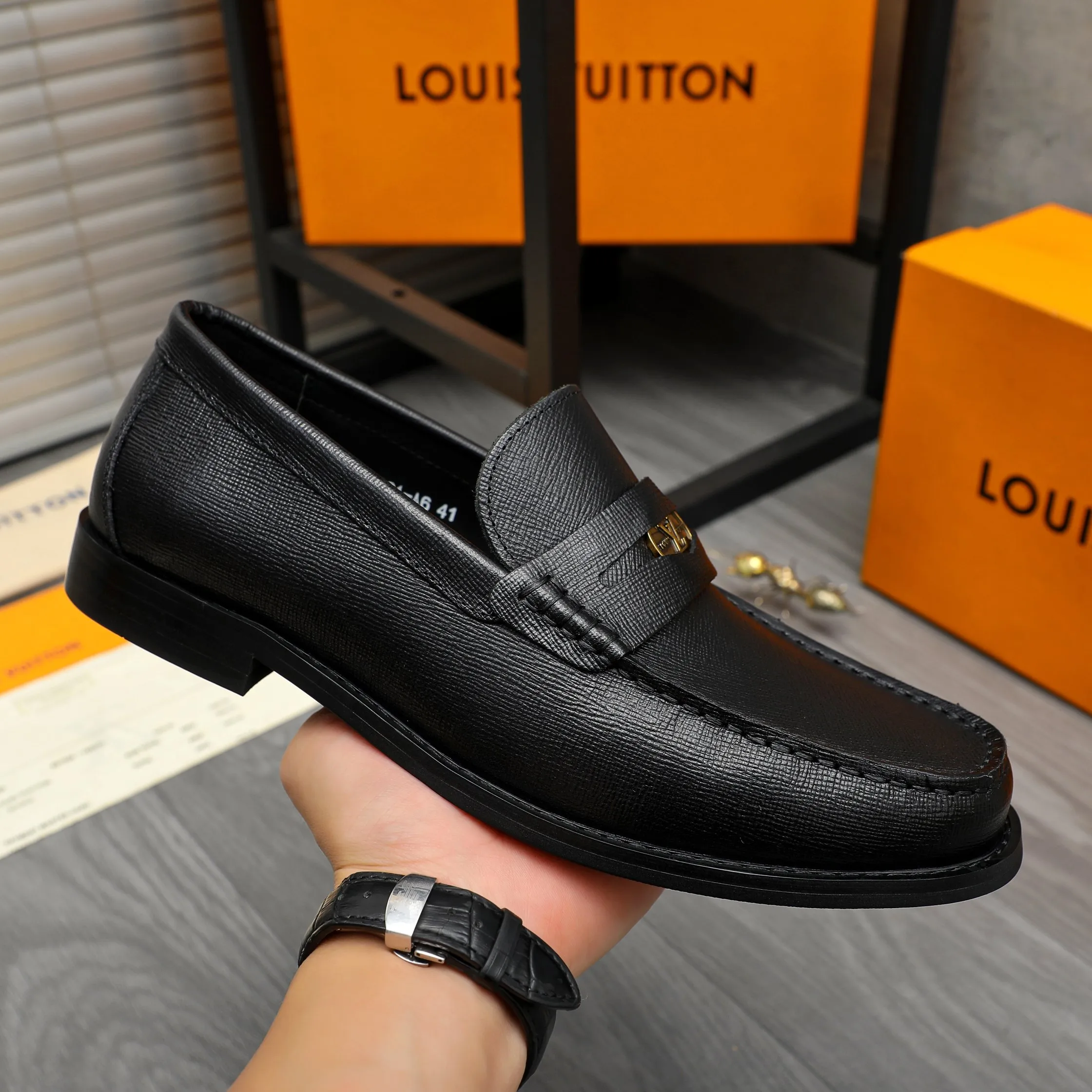 Men's shoes 💰p460 Product trademark: LV (Louis Vuitton) business slip-on leather shoes. Regular size: 38-45 (45 is custom-made and non-returnable) Product materials: Selected high-quality vertical grain cowhide upper, cowhide lining, original rubber outsole